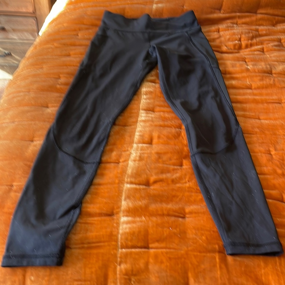 Black sz 6 Lululemon leggings with mesh side pockets